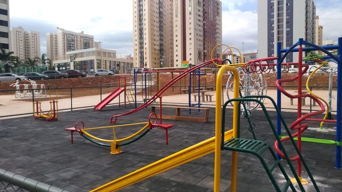 Preto Sólido — Praça Urbana