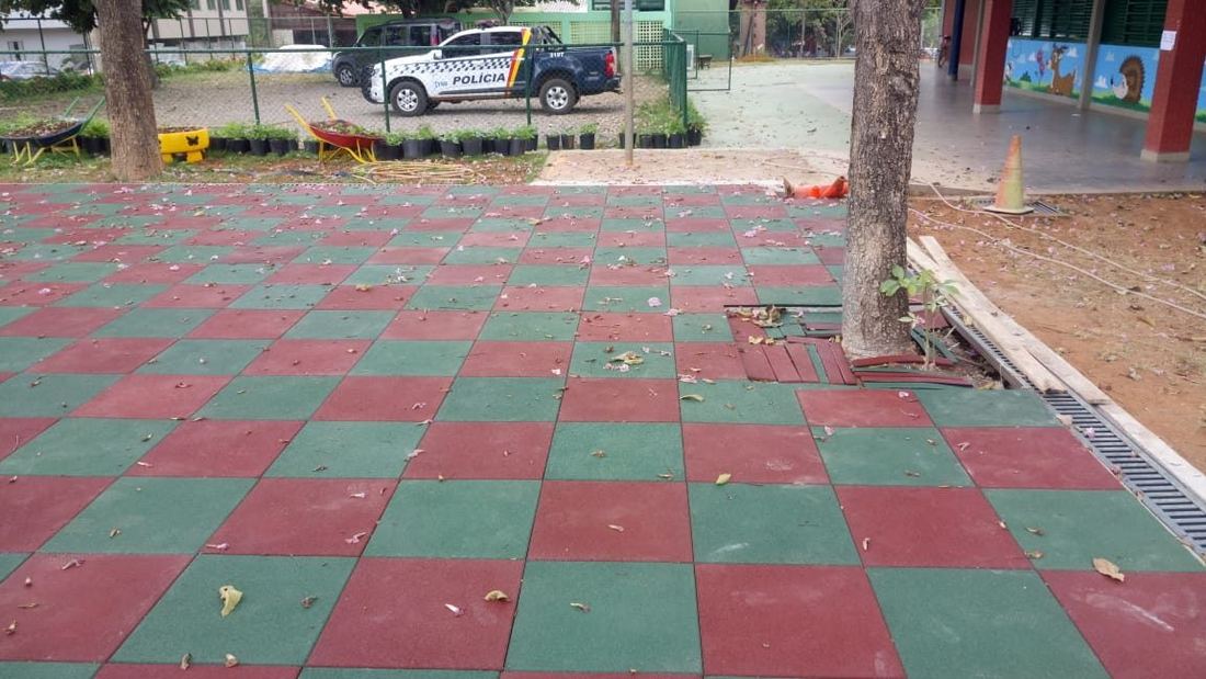 Xadrez Vermelho e Verde — Pátio Escolar